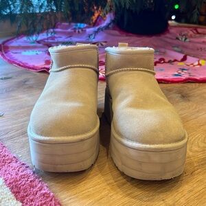 UGG Classic Ultra Mini Platform boot
 women’s size 9